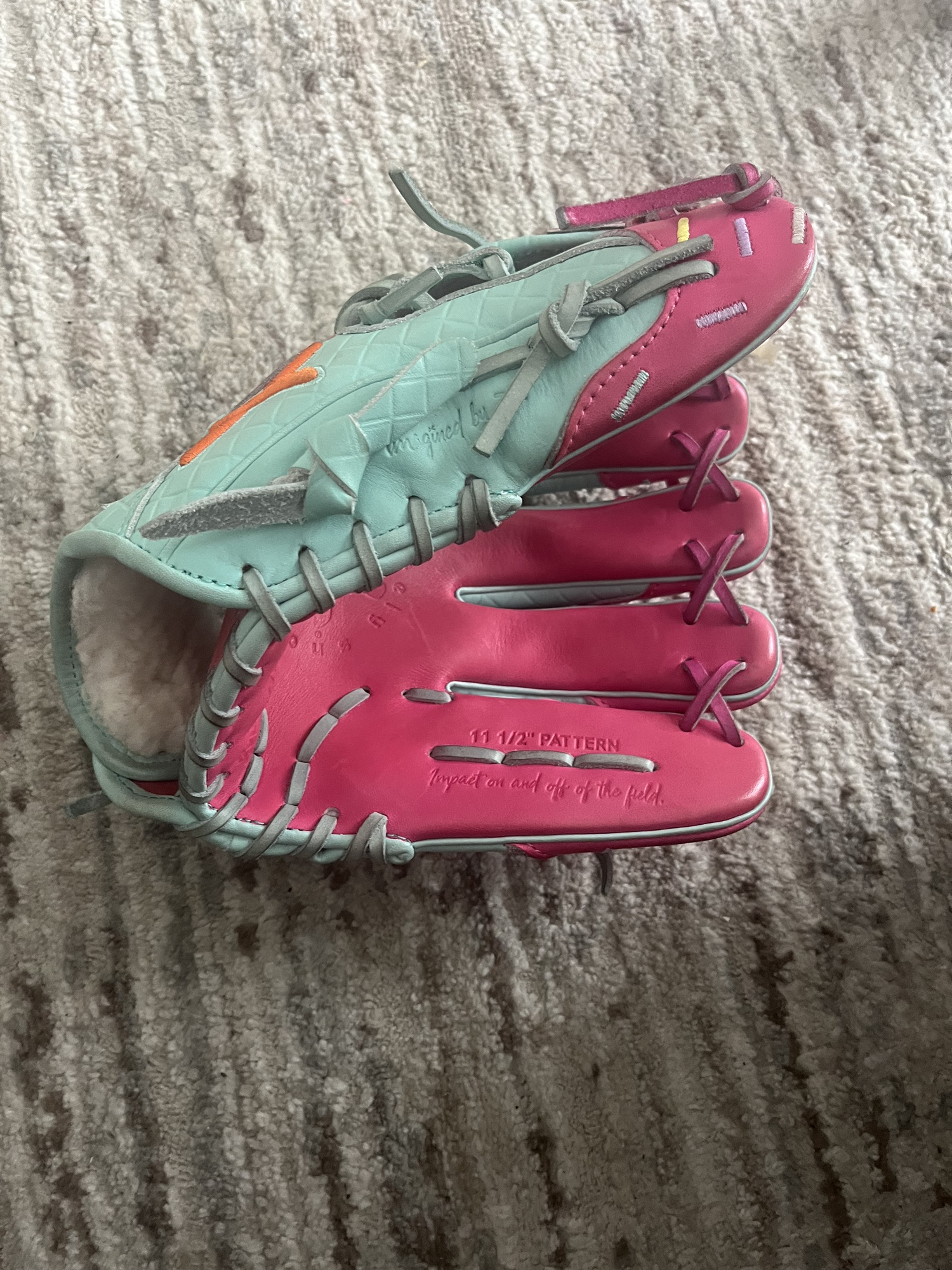 Absolutely ridiculous glove SidelineSwap