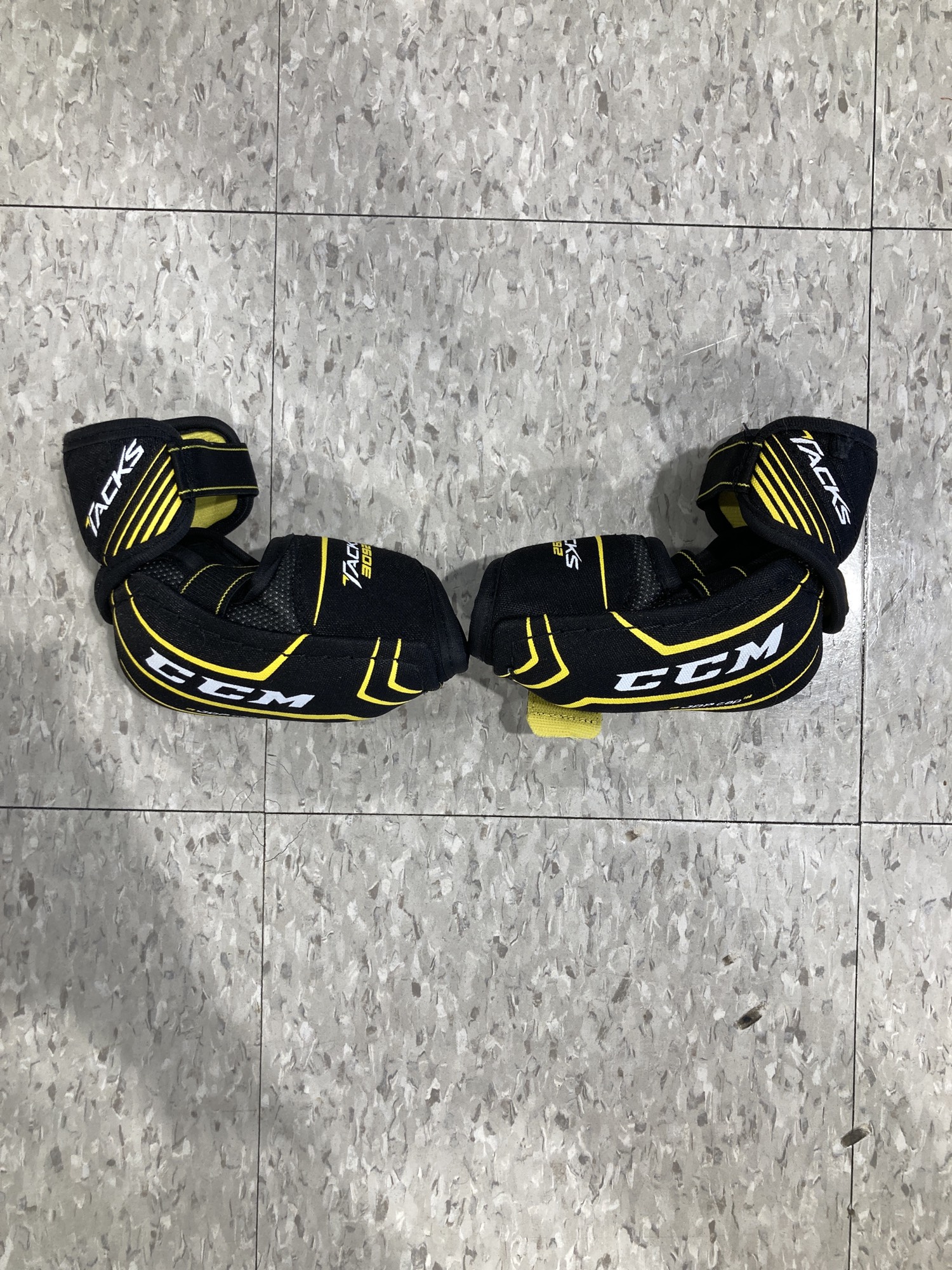 Used Junior Small CCM Tacks 3092 Elbow Pads SidelineSwap