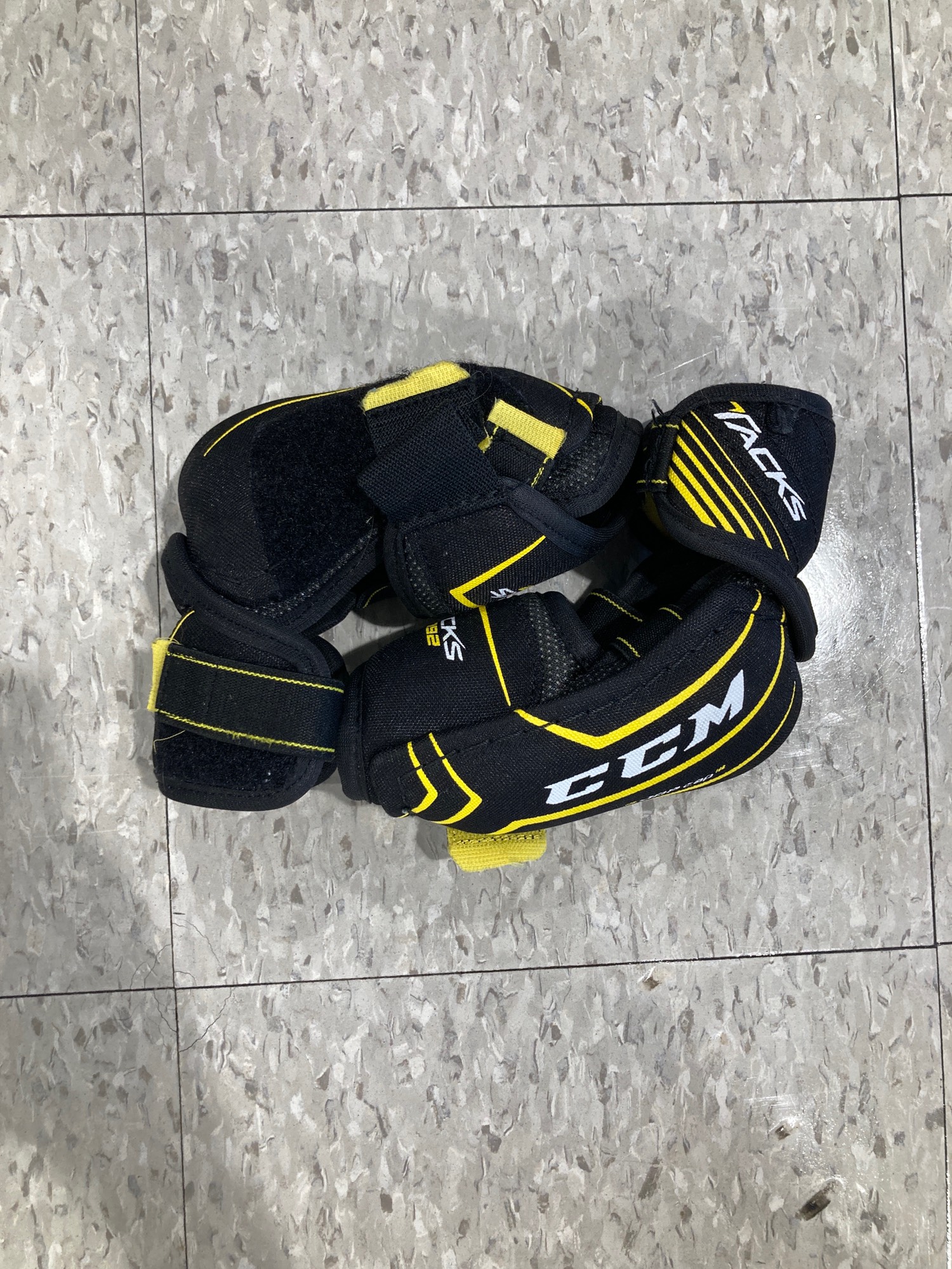 Used Junior Small CCM Tacks 3092 Elbow Pads SidelineSwap
