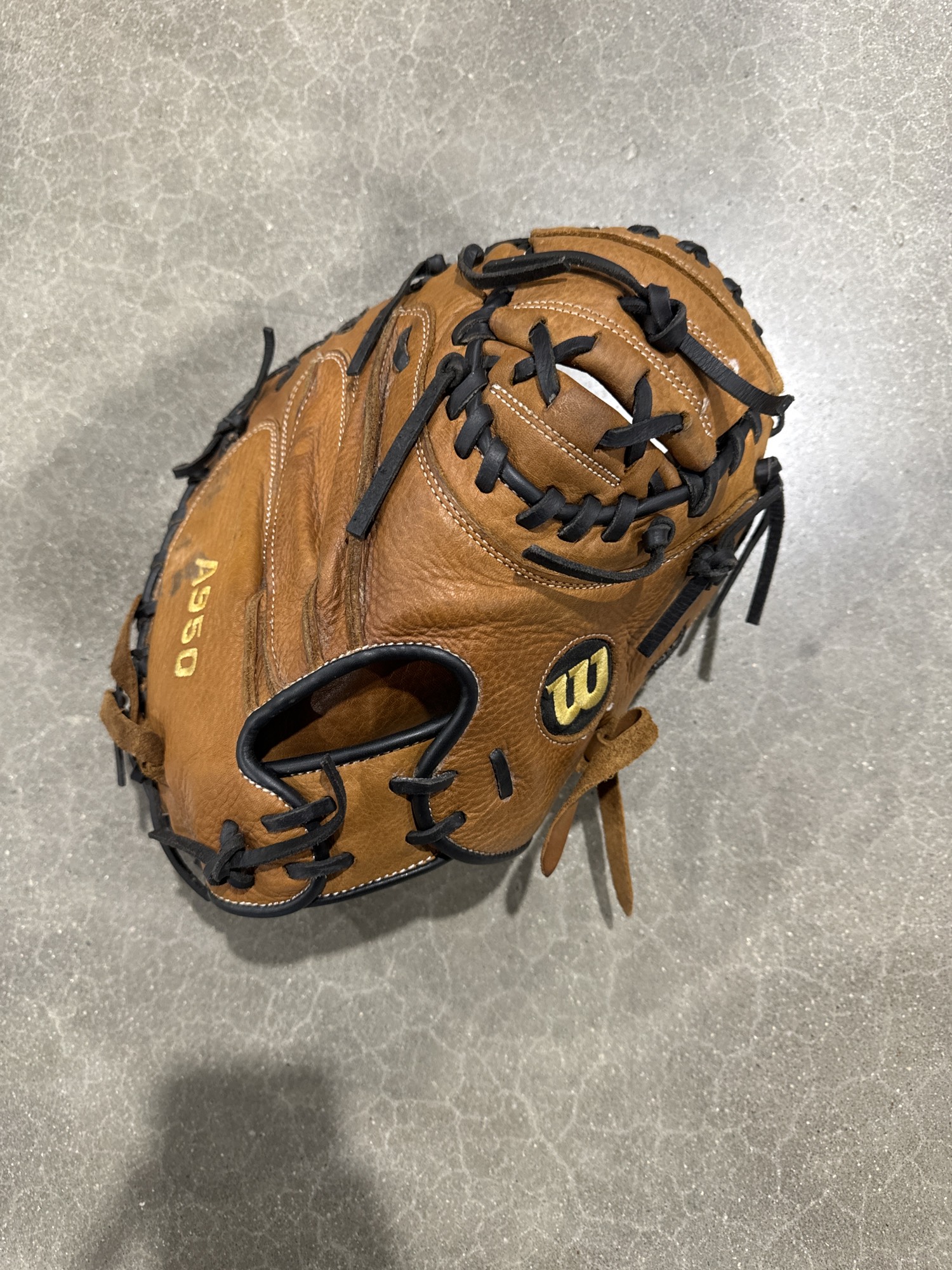 Brown Used Wilson A950 Right Hand Throw Catcher's Baseball Glove 34