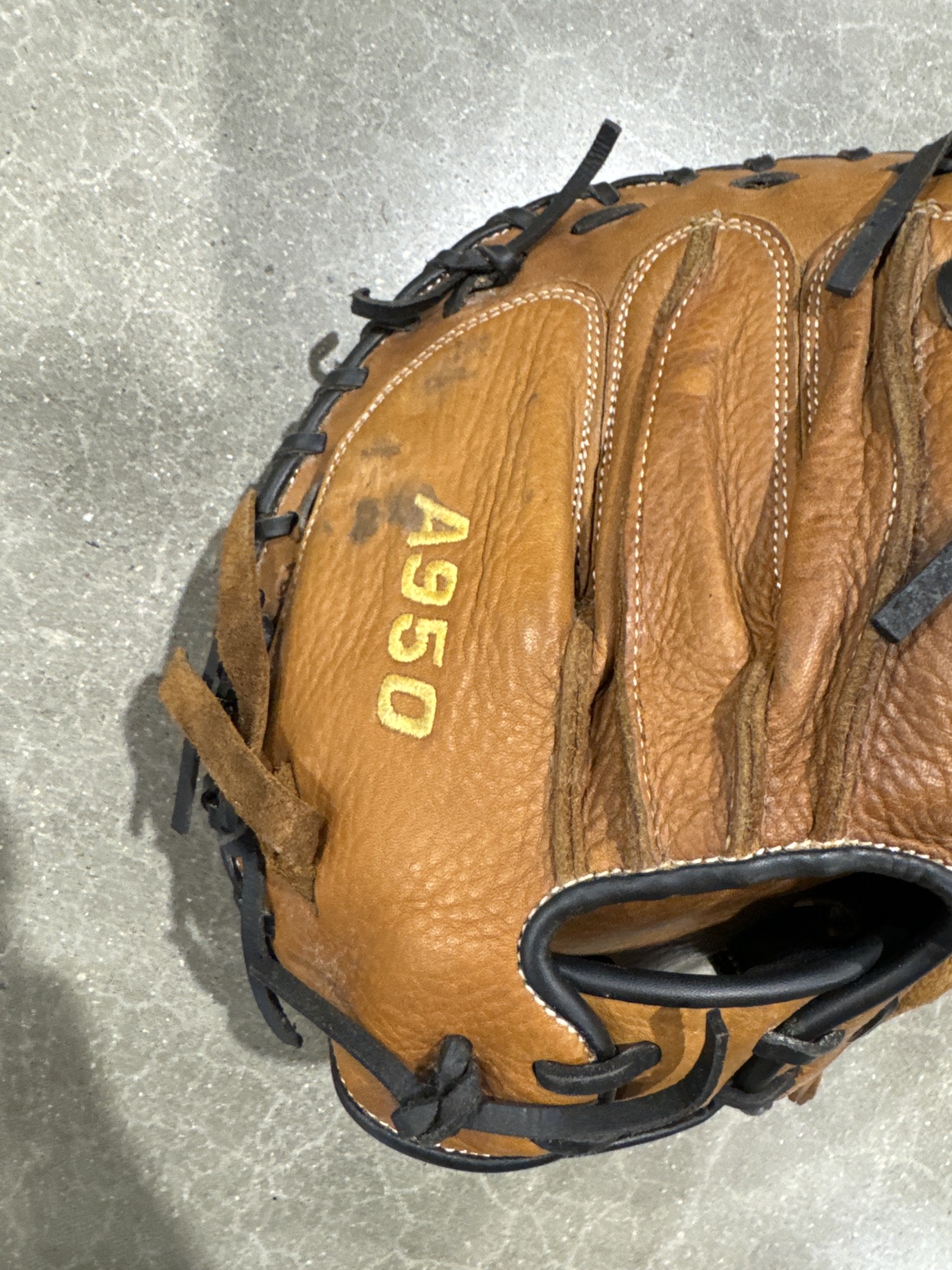 Brown Used Wilson A950 Right Hand Throw Catcher's Baseball Glove 34