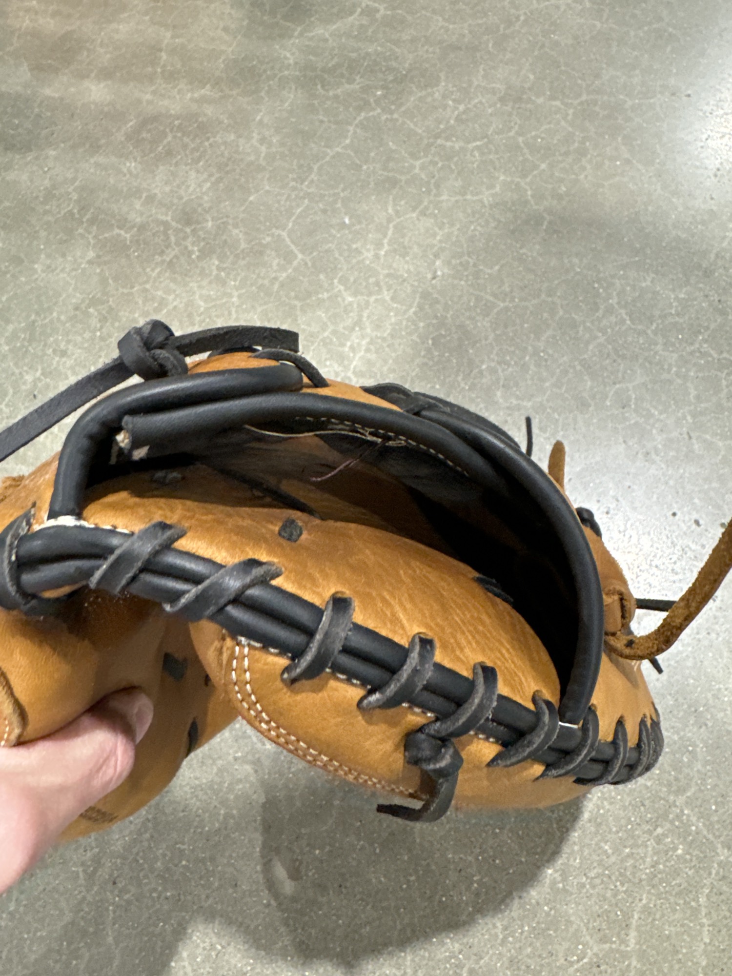 Brown Used Wilson A950 Right Hand Throw Catcher's Baseball Glove 34