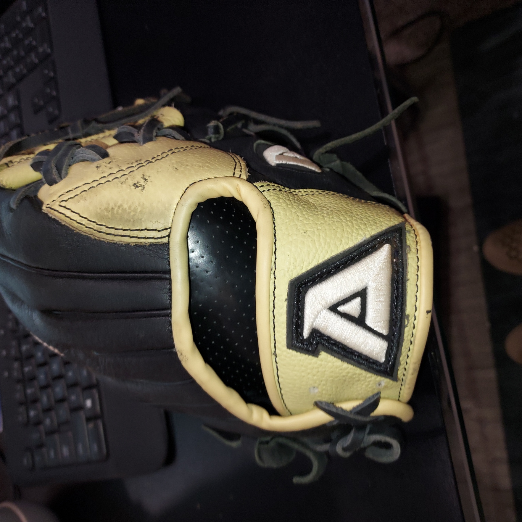 Used 2021 Right Hand Throw Akadema Infield ASF411 Baseball Glove 11.5