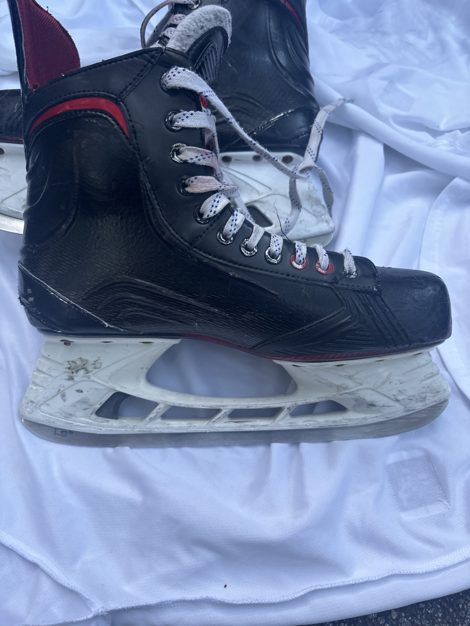 Used Senior Bauer Regular Width Vapor X Velocity Hockey Skates