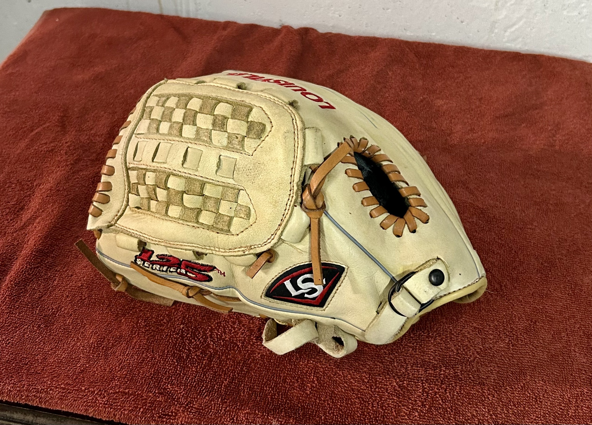 Used & Clearance Louisville 125 Gloves | SidelineSwap