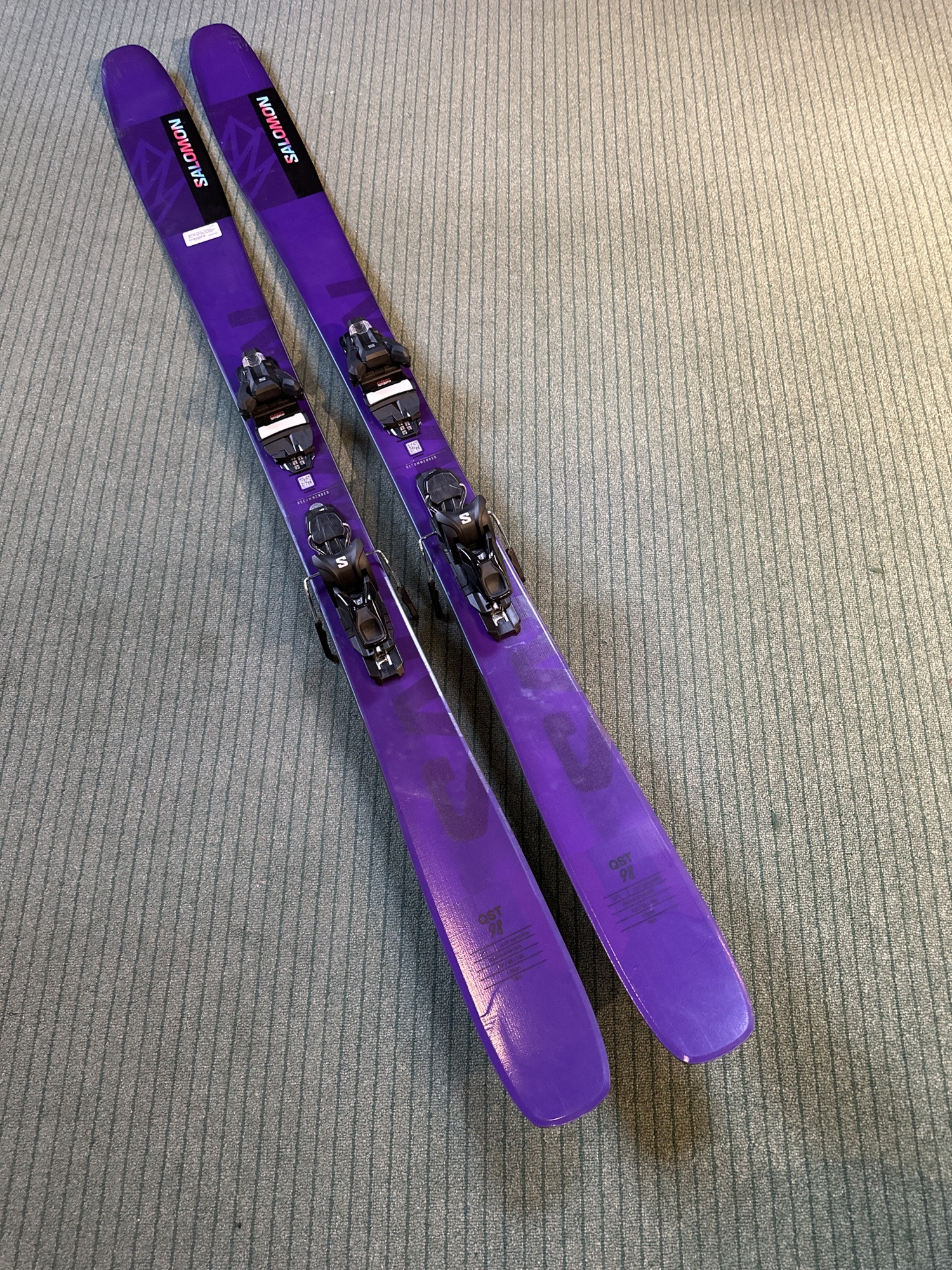 2024 Salomon QST 98 176 cm Skis with Salomon Strive 11 GW Demo