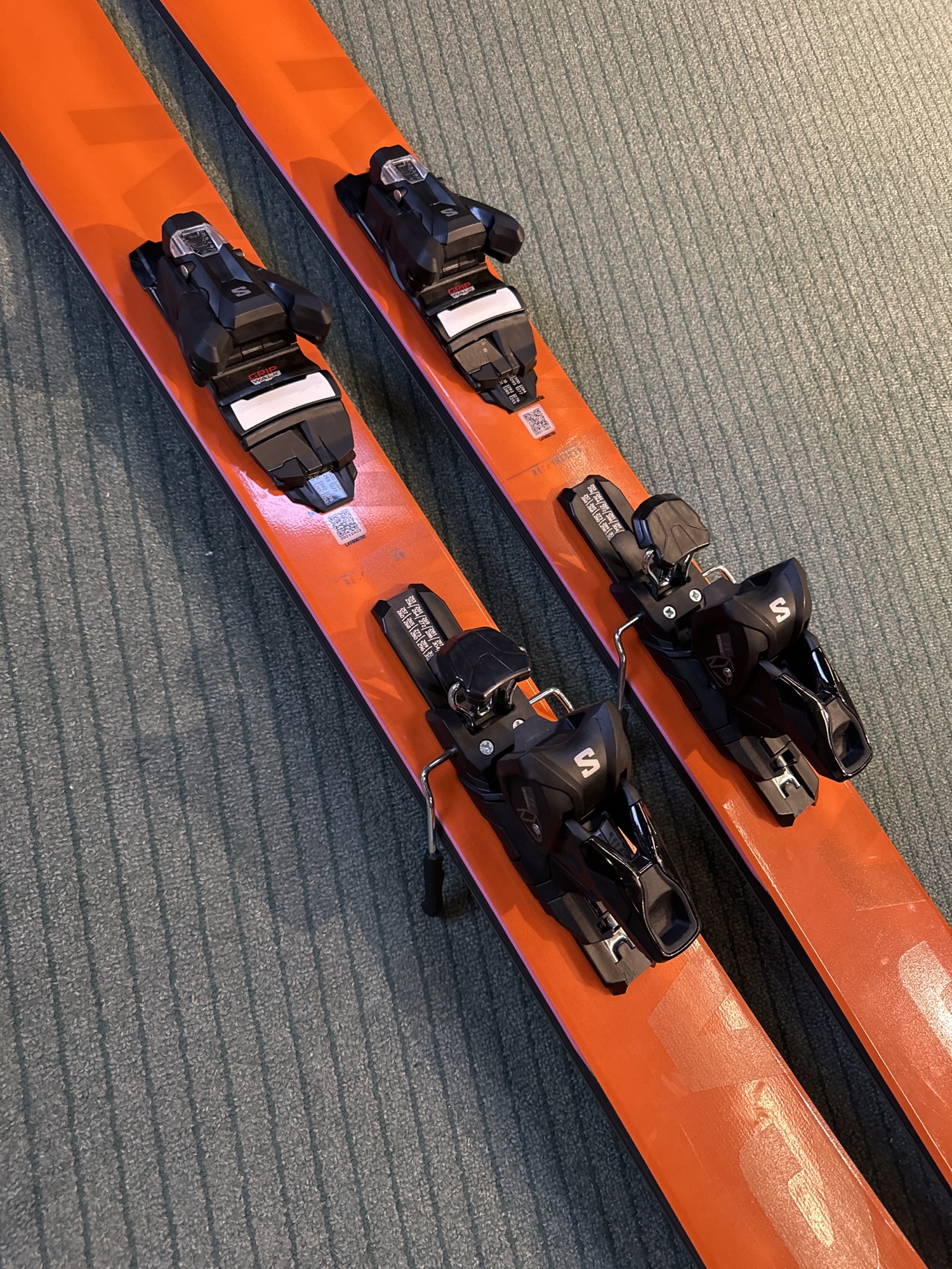 Men's 2024 Salomon QST 106 181 cm All Mountain Skis With Salomon