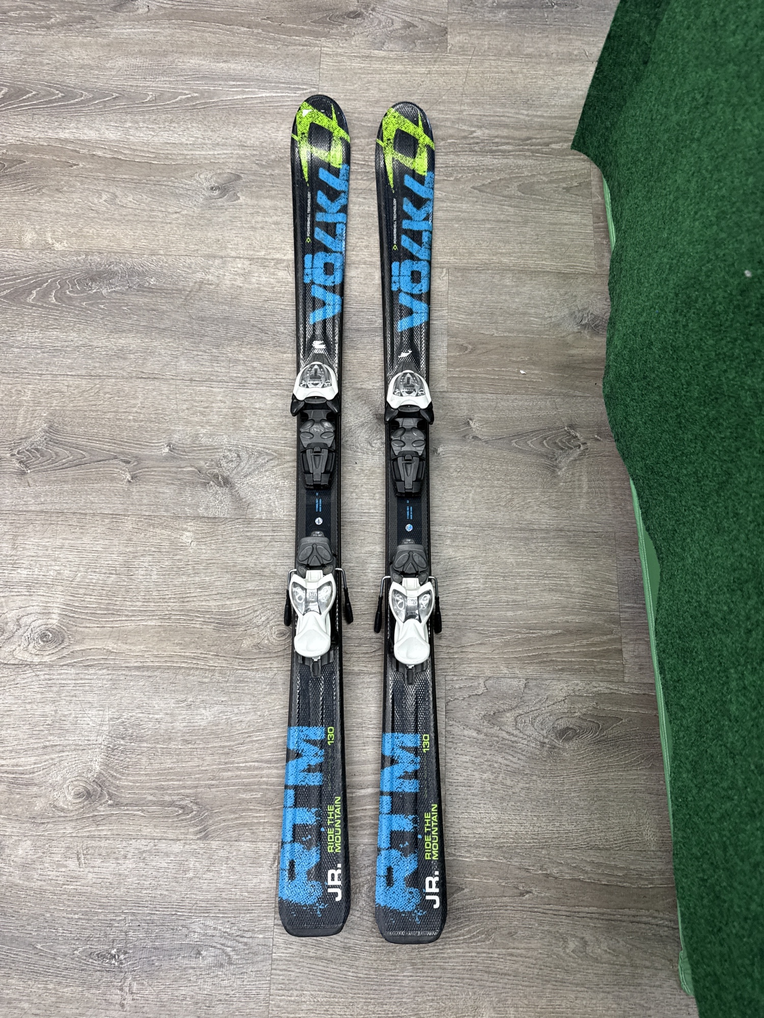 Volkl RTM Jr. 130 スキー板 MARKERビンディング セット Volkl RTM Jr 130 cm Skis With Marker 7.0 Bindings (Used