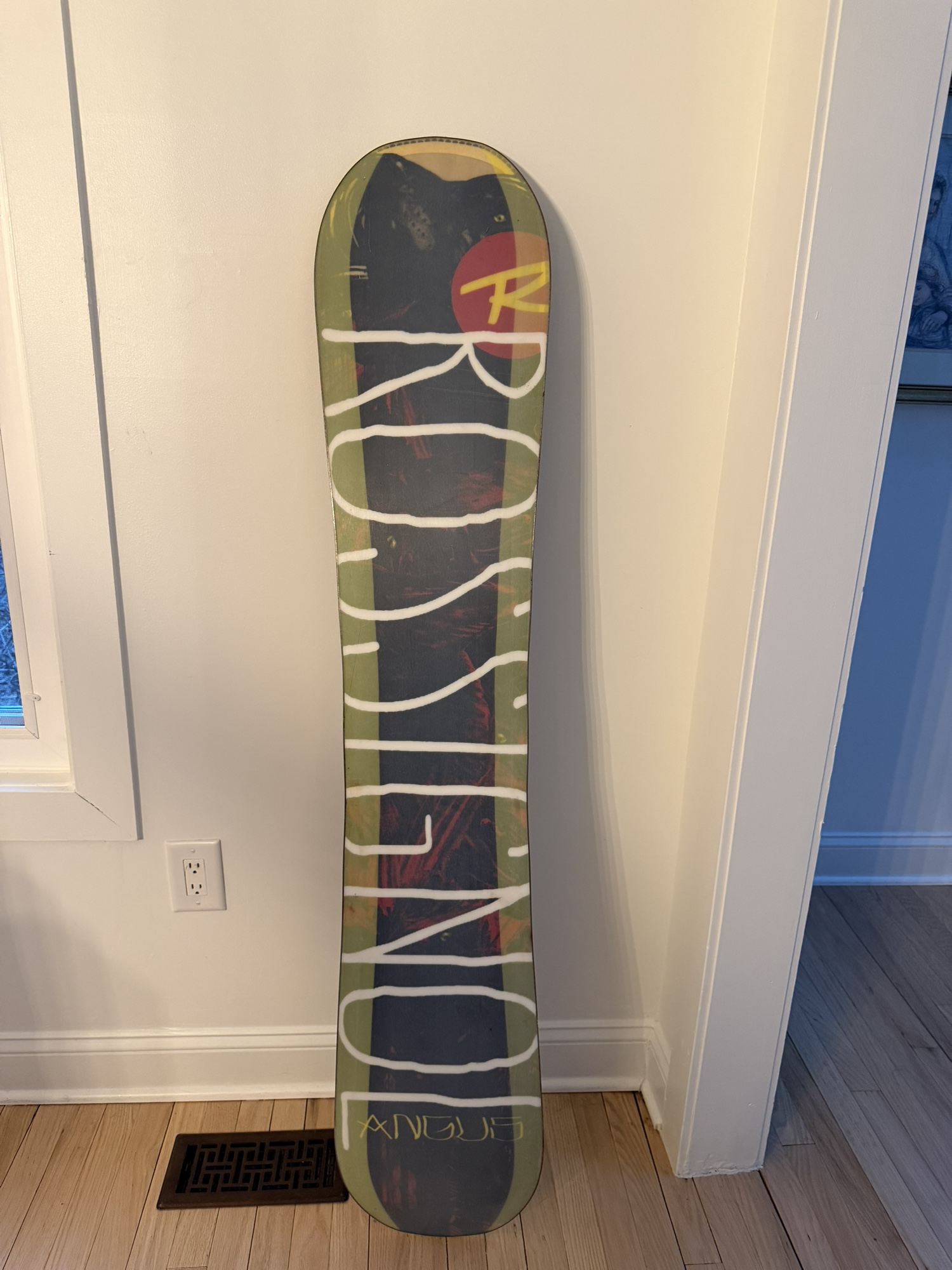ROSSIGNOL ANGUS SNOWBOARD SIZE 157 CM WITH LARGE BINDINGS