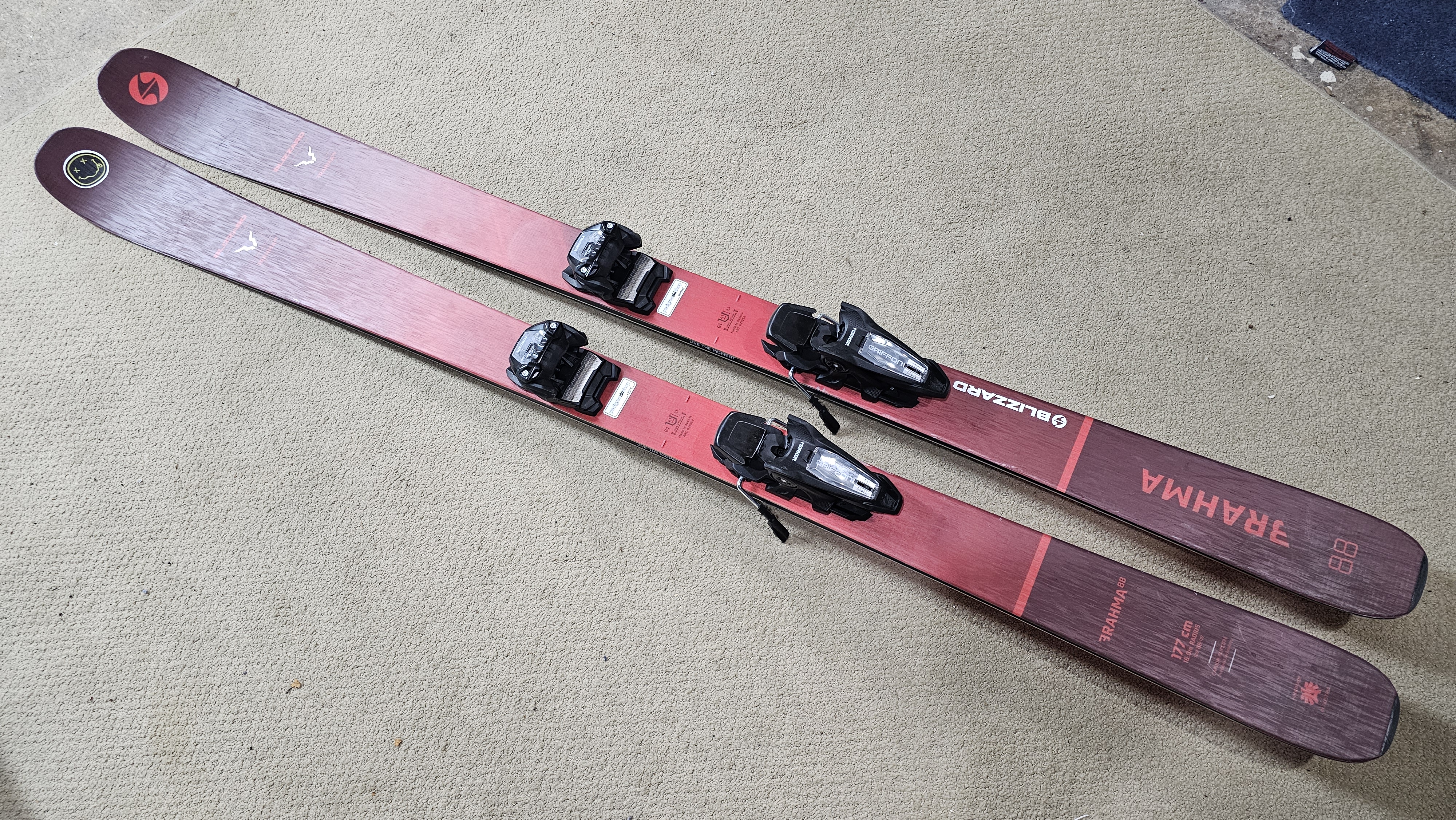 Blizzard Bhrama 88 スキー板　markerビンディング Blizzard Brahma 88, 177 cm All Mountain Skis + Marker Griffon 13